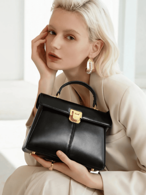 Sac à main en cuir avec écharpe