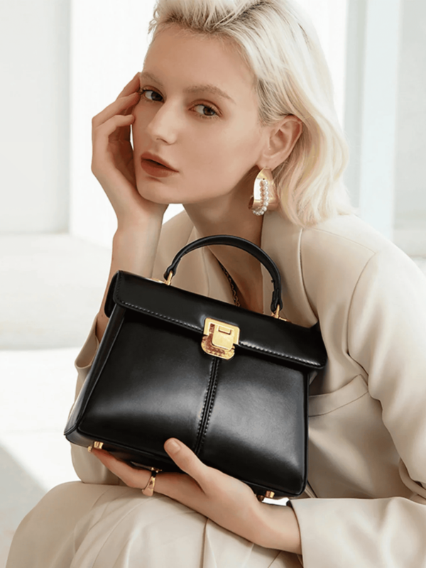 Sac à main en cuir avec écharpe