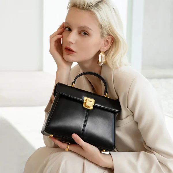 Sac à main en cuir avec écharpe