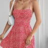 Robe courte dos nu élégante