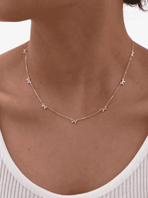 Collier nœud à breloques
