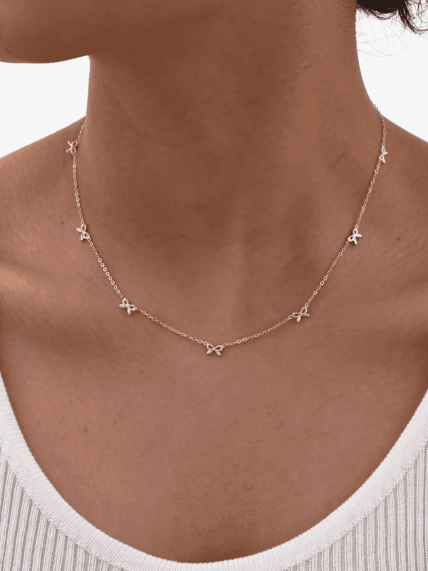 Collier nœud à breloques