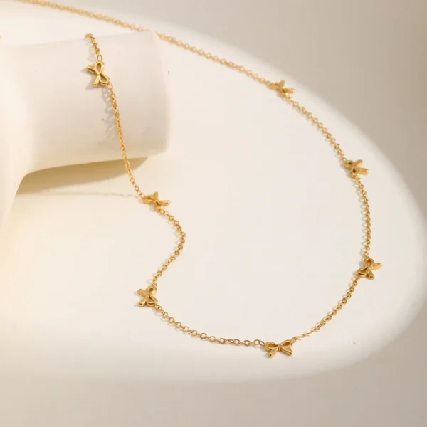 Collier nœud à breloques