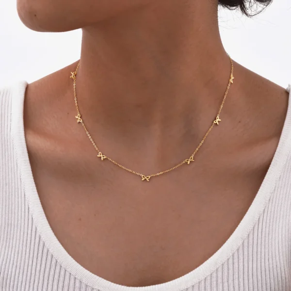 Collier nœud à breloques