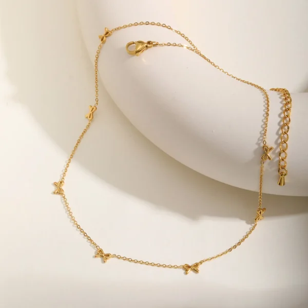 Collier nœud à breloques